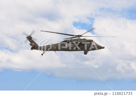 飛行する陸上自衛隊UH-60Jヘリコプター 118021735