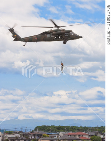 ホイストする陸上自衛隊UH-60Jヘリコプター 118021736