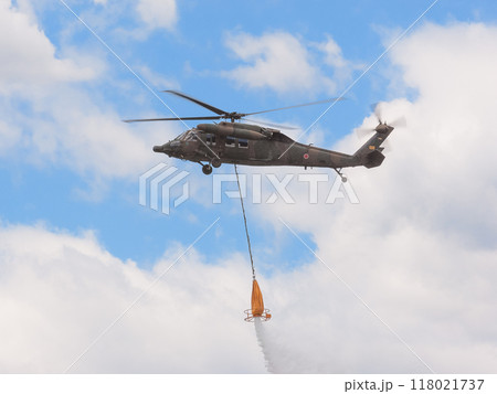 放水する陸上自衛隊UH-60Jヘリコプター 118021737