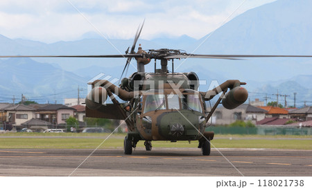 タキシングする陸上自衛隊UH-60Jヘリコプター 118021738