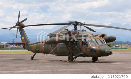 駐機場の陸上自衛隊UH-60Jヘリコプター 118021740