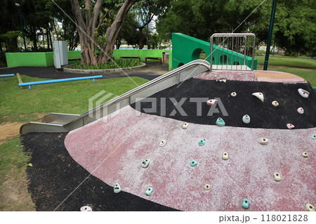 タイの公園の遊具　コンクリートマウンテン 118021828