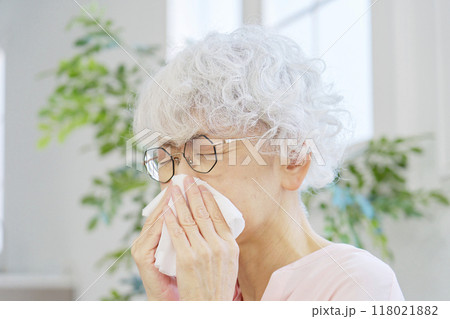 鼻をかむシニア女性　リビングルーム 118021882