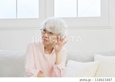 耳が遠いシニア女性　リビングルーム 118021887
