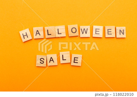 the inscription halloween sale an on orange background. 118022010