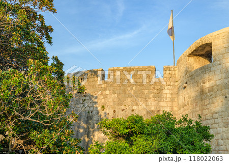 Medieval walls of the Old Walled City of Dubrovnik, UNESCO world heritage site at the Adriatic Sea in Croatia 118022063