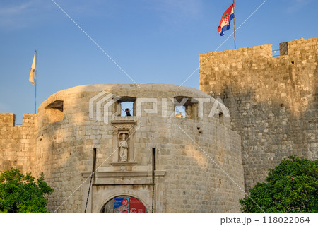 Medieval walls of the Old Walled City of Dubrovnik, UNESCO world heritage site at the Adriatic Sea in Croatia 118022064