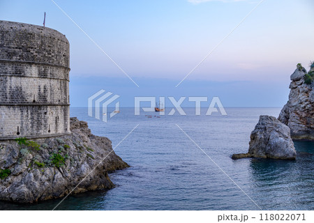 Medieval walls of the Old Walled City of Dubrovnik, UNESCO world heritage site at the Adriatic Sea in Croatia 118022071