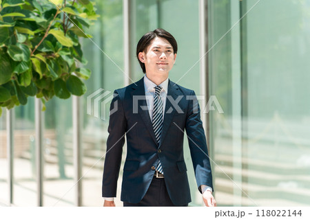 会社・オフィスに出勤・出社・通勤する若い男性アジア人ビジネスマン 118022144