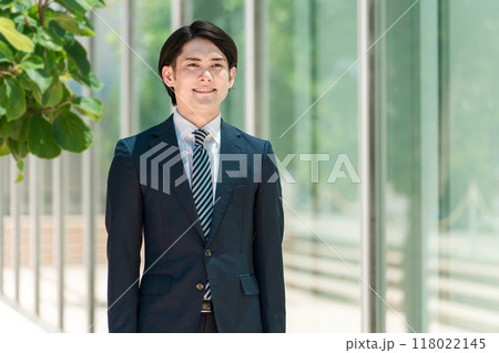 会社・オフィスに出勤・出社・通勤する若い男性アジア人ビジネスマン 会社・オフィスに出勤・出社・通勤する若い男性アジア人ビジネスマン 118022145