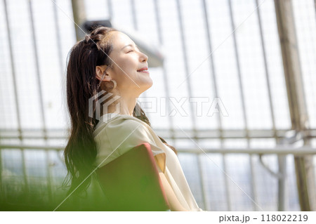 空港でくつろぐ女性 118022219