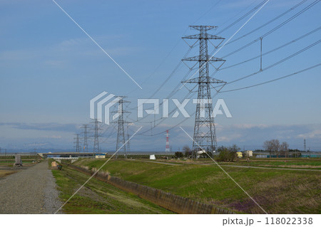 鉄塔と田舎風景 118022338