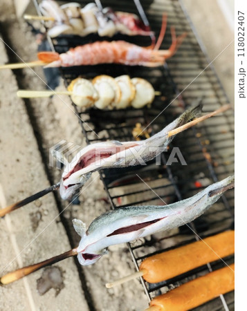 炭火で焼く魚 炭火で焼く魚 118022407