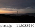夕闇に包まれる明石海峡大橋 118022540