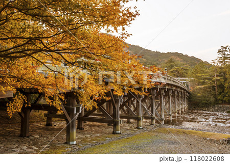 もみじと宇治橋と五十鈴川の風景 紅葉の伊勢神宮 紅葉の内宮 神宮の森と川 秋の伊勢志摩観光名所 もみじと宇治橋と五十鈴川の風景 紅葉の伊勢神宮 紅葉の内宮 神宮の森と川 秋の伊勢志摩観光名所 118022608