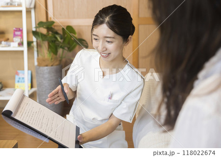 施術前に説明をする鍼灸師 118022674