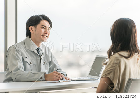 リフォーム・マイホームの相談・打ち合わせに来た女性とカウンセリング・ヒアリングする作業服姿の男性 リフォーム・マイホームの相談・打ち合わせに来た女性とカウンセリング・ヒアリングする作業服姿の男性 118022724