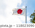 青空にはためく日の丸 118023090