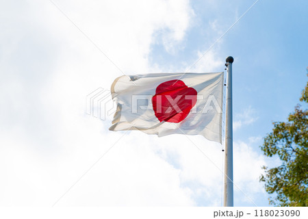青空にはためく日の丸 青空にはためく日の丸 118023090