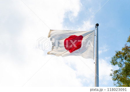 青空にはためく日の丸 118023091
