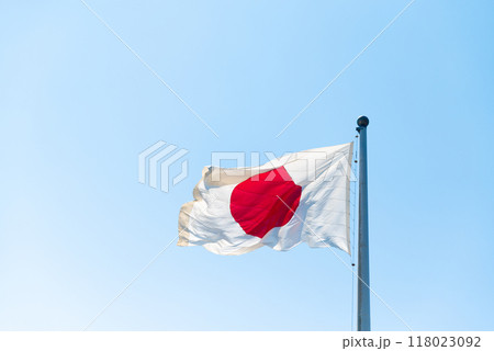 青空にはためく日の丸 118023092