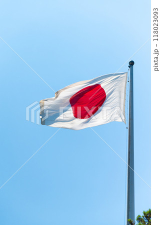 青空にはためく日の丸 118023093