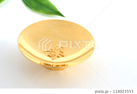 白バックの金杯・金杯ひとつ・金盃ひとつ 118023555
