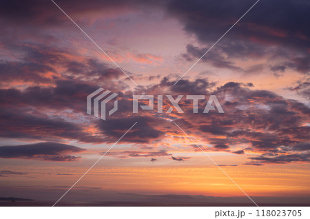 美しく焼けた朝の空 118023705