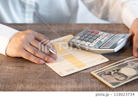 新札イメージ　金利　電卓　通帳 118023734