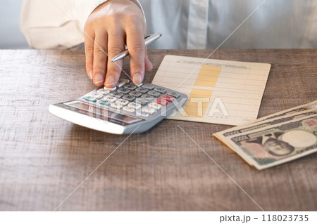 新札イメージ　金利　電卓　通帳 118023735