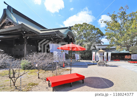 福岡県直方市にある多賀神社境内の赤い傘と緋毛氈の椅子 福岡県直方市にある多賀神社境内の赤い傘と緋毛氈の椅子 118024377