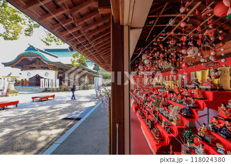 福岡県直方市の多賀神社境内の雛飾りとさげもん 118024380