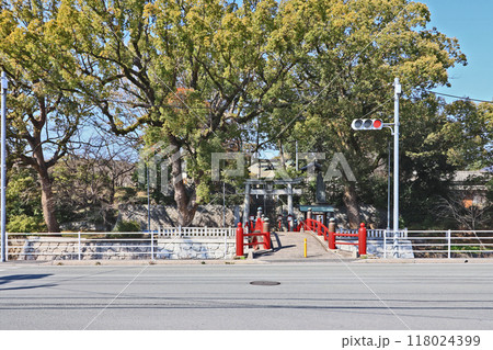 福岡県直方市頓野にある近津神社神橋と鳥居 福岡県直方市頓野にある近津神社神橋と鳥居 118024399