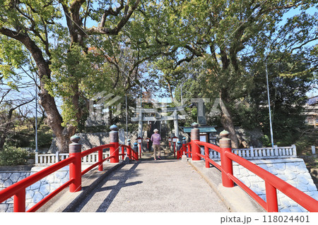 福岡県直方市頓野にある近津神社朱塗りの神橋と鳥居 118024401