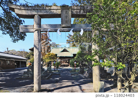 福岡県直方市頓野にある近津神社鳥居と拝殿 118024403