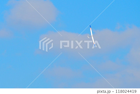 上空を飛ぶラジコングライダー 118024419