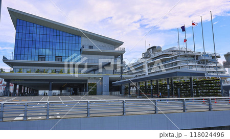 東京国際クルーズターミナルに中国船籍の豪華クルーズ船 東京国際クルーズターミナルに中国船籍の豪華クルーズ船 118024496