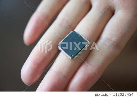 手の上の半導体ICのクローズアップ 手の上の半導体ICのクローズアップ 118025454