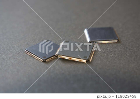 黒背景の三つの半導体IC 118025459