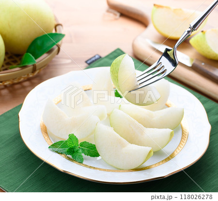 シャキッとした食感 二十世紀梨 （ カットイメージ ） 118026278