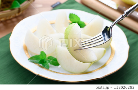 シャキッとした食感 二十世紀梨 （ カットイメージ ） 118026282