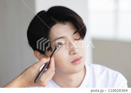 メイクをしてもらう男性 メイクをしてもらう男性 118026364
