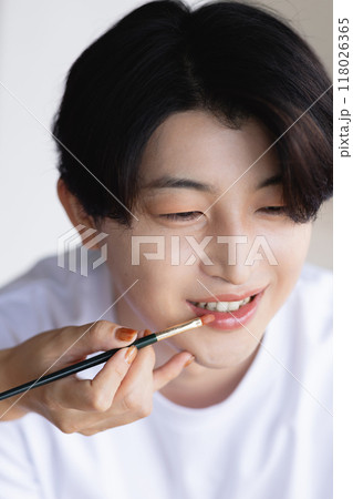 メイクをしてもらう男性 メイクをしてもらう男性 118026365