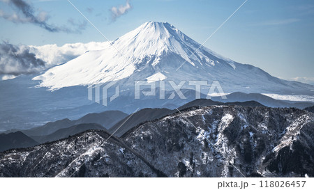 厳冬期の富士山と丹沢の山々【神奈川県】 厳冬期の富士山と丹沢の山々【神奈川県】 118026457