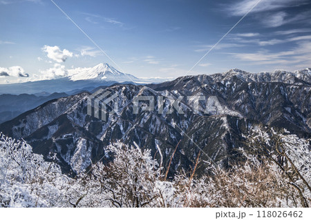 厳冬期の大山山頂から見る富士山と丹沢の山々【神奈川県】 厳冬期の大山山頂から見る富士山と丹沢の山々【神奈川県】 118026462