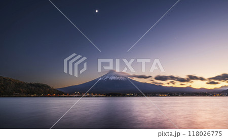 河口湖の夕景　夕焼け色の湖面と富士山【山梨県・富士河口湖町】 118026775