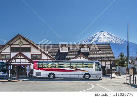 富士急行線・河口湖駅前、富士山が見えるバスロータリーの風景【山梨県・富士河口湖町】 富士急行線・河口湖駅前、富士山が見えるバスロータリーの風景【山梨県・富士河口湖町】 118026776