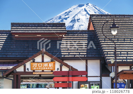 富士急行線・河口湖駅の駅舎と富士山【山梨県・富士河口湖町】 118026778