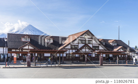 富士急行線・河口湖駅前、富士山が見えるバスロータリーの風景【山梨県・富士河口湖町】 118026781