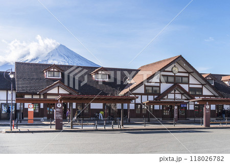 富士急行線・河口湖駅前、富士山が見えるバスロータリーの風景【山梨県・富士河口湖町】 118026782